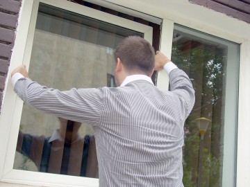 Hoţi din locuinţe, depistaţi de poliţiştii constănţeni